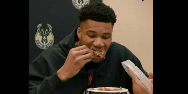 Αντετοκούνμπο: Εμφανίστηκε σε συνέντευξη Τύπου, τρώγοντας κοτόπουλο (βίντεο)