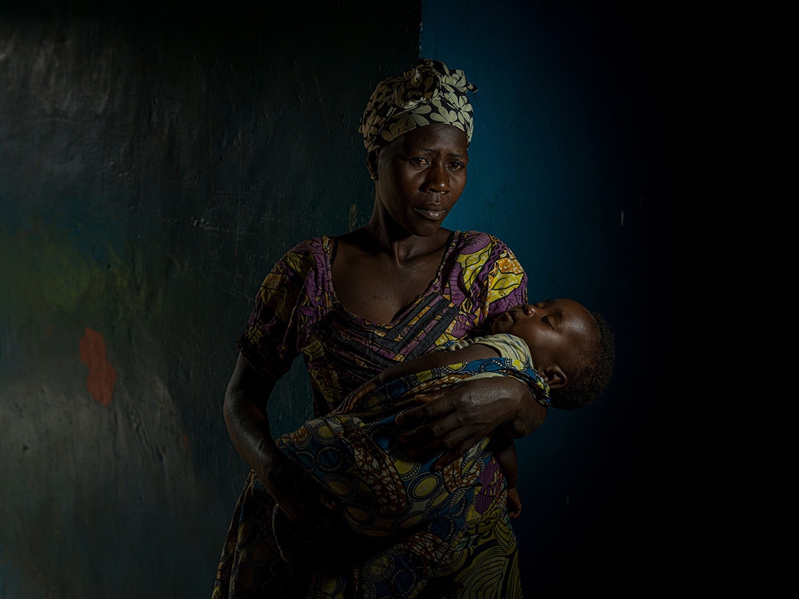 Λαϊκή Γυναίκα αγκαλιά με το παιδί της στην Δημοκρατία του Κονγκό
