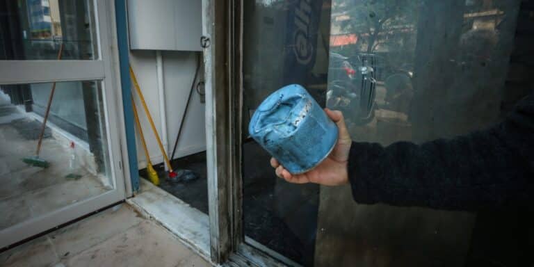 Υπόθεση βιασμού στη Θεσσαλονίκη: Γκαζάκια στο γραφείο του δικηγόρου που κατήγγειλε η Γεωργία Μπίκα (βίντεο)