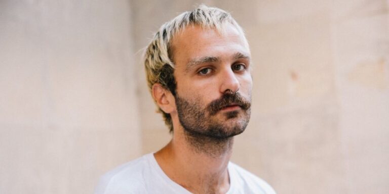 Ηλίας Γκιώνης: «Κατάλαβαν ότι είμαι γκέι και μου έσπασαν ένα μπουκάλι στο πρόσωπο»