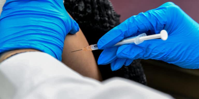 Η Αυστρία ψήφισε τον υποχρεωτικό εμβολιασμό για όλους τους ενήλικες