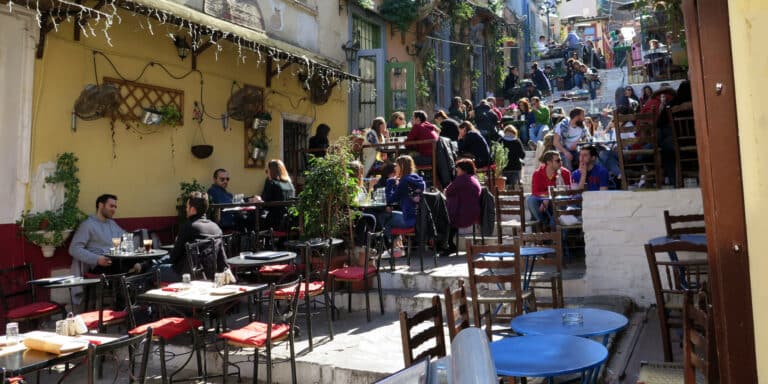 Ποια μέτρα «διαγράφονται» από τη Δευτέρα: Μουσική και ελεύθερο ωράριο στη διασκέδαση, σε αναμονή τα γήπεδα