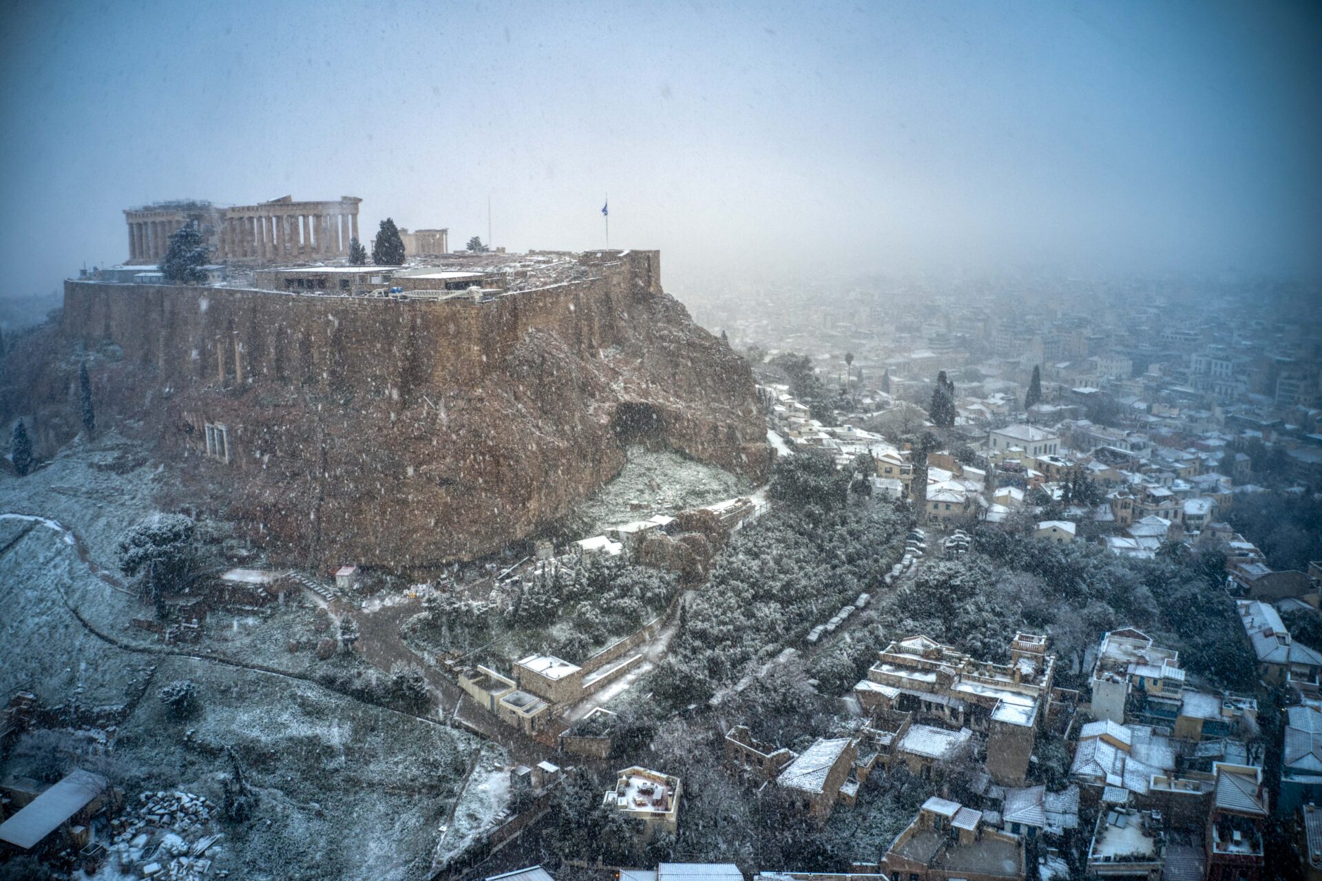 Η χιονισμένη Ακρόπολη την Δευτέρα 24 Ιανουαρίου
