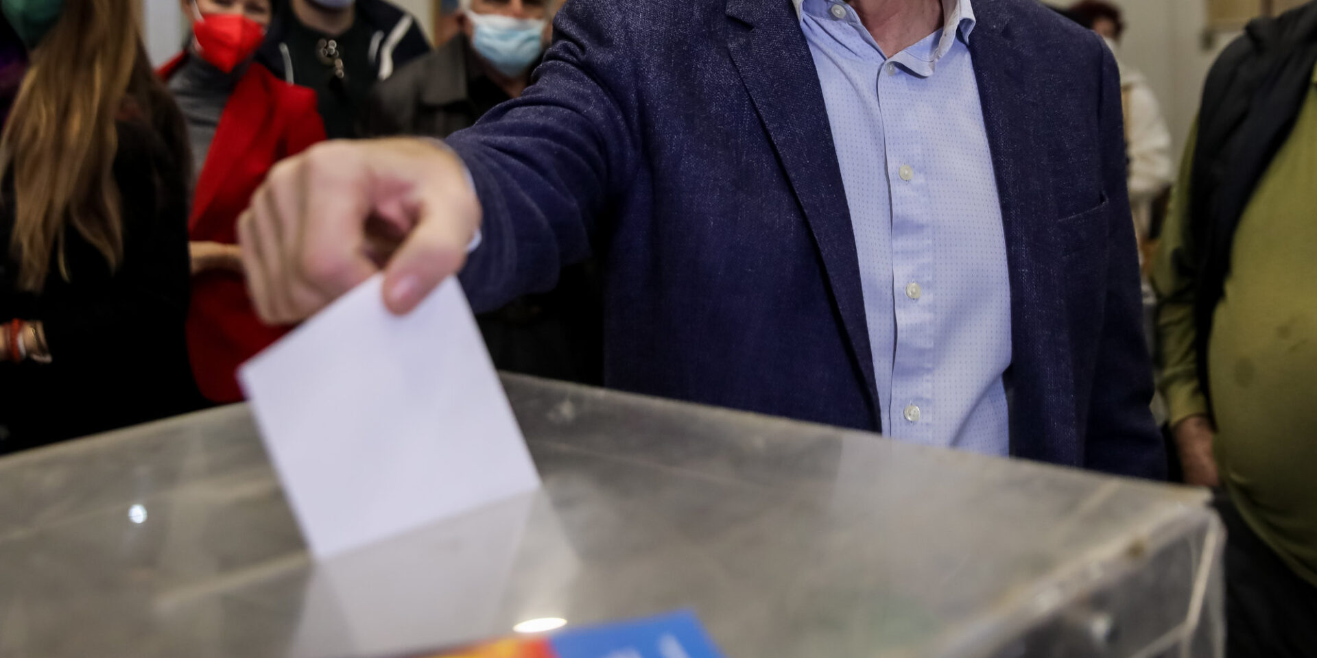 Ψηφοδέλτιο πάνω από την κάλπη