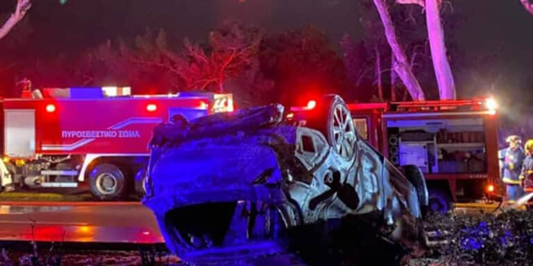 Σοκαριστικό τροχαίο στη Γλυφάδα- Αυτοκίνητο τυλίχτηκε στις φλόγες με 3 άτομα μέσα