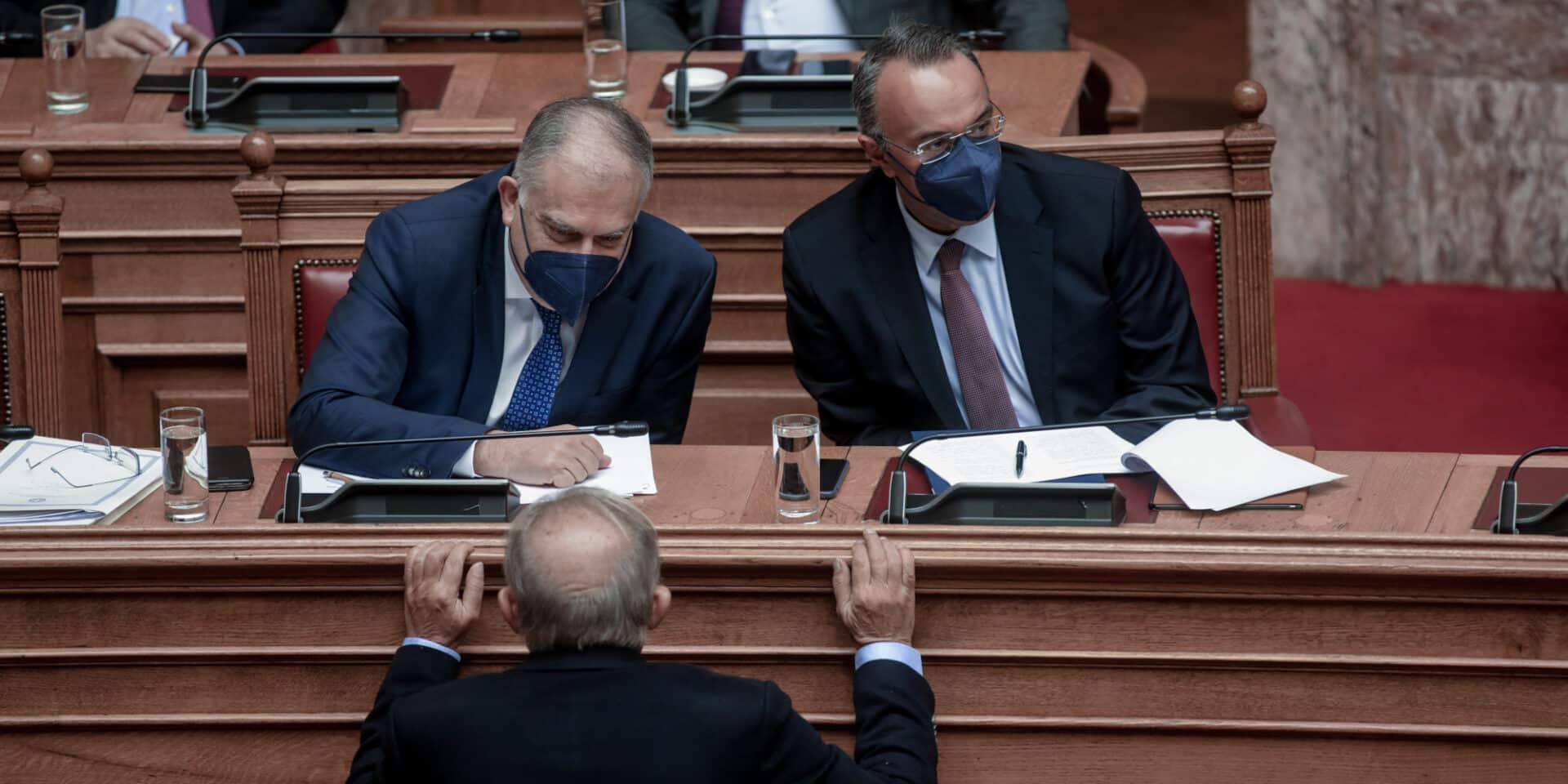 Εικόνα από τα κυβερνητικά έδρανα λίγο πριν ξεκινήσει η συζήτηση επί της πρότασης μομφής