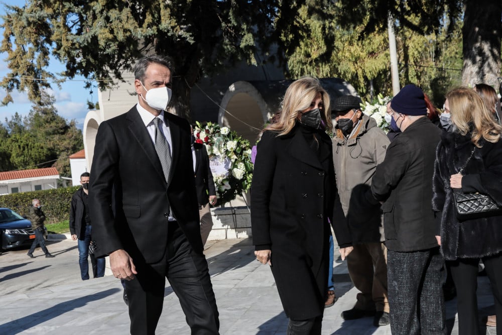 Ο πρωθυπουργός Κυριάκος Μητσοτάκης και η σύζυγός του Μαρέβα στην κηδεία του Αλέκου Φασιανού