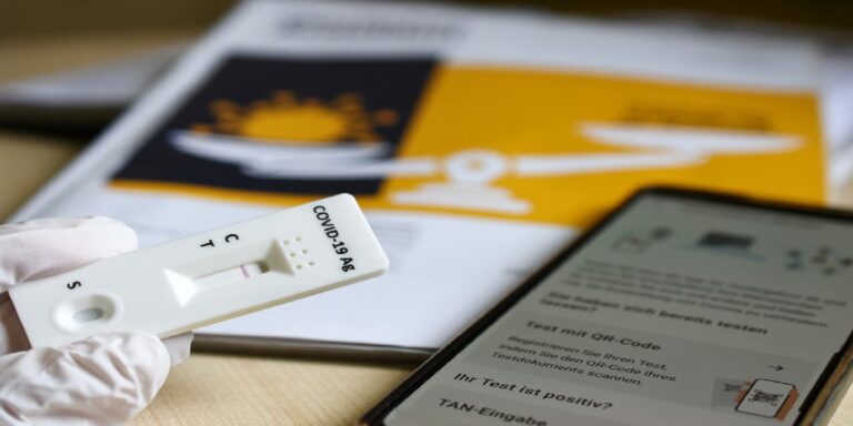 Νέο, φθηνό τεστ για τη γρίπη και τον κορονοϊό – Βγάζει αποτέλεσμα με τη βοήθεια του κινητού