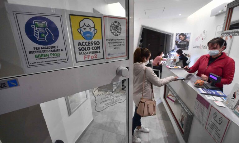 Ιταλία: Θετικοί στον κορονοϊό έκαναν τεστ και δήλωναν στοιχεία ανεμβολίαστων για το πάσο