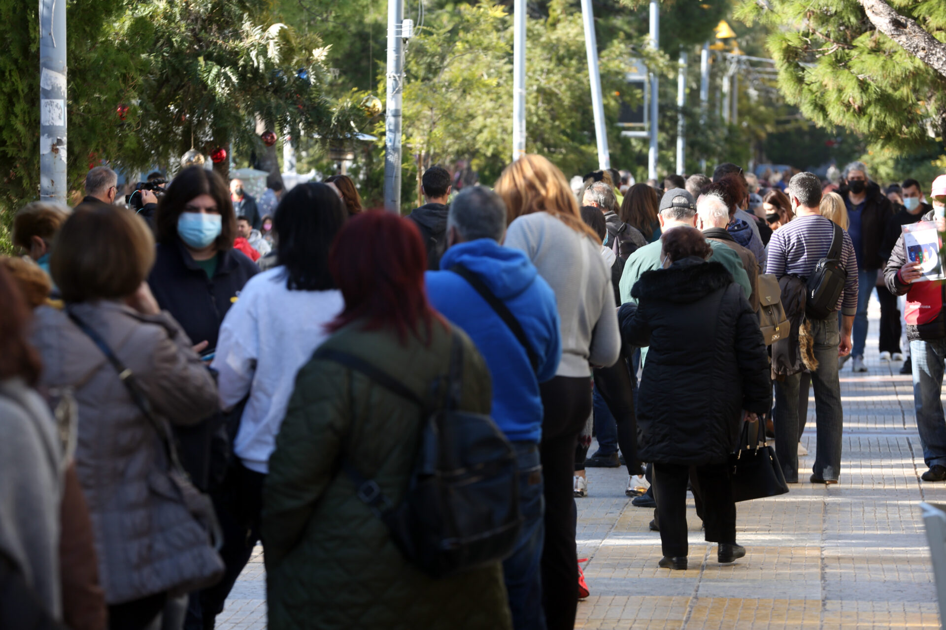 Κόσμος στην ουρά για να κάνει τεστ κορονοϊού