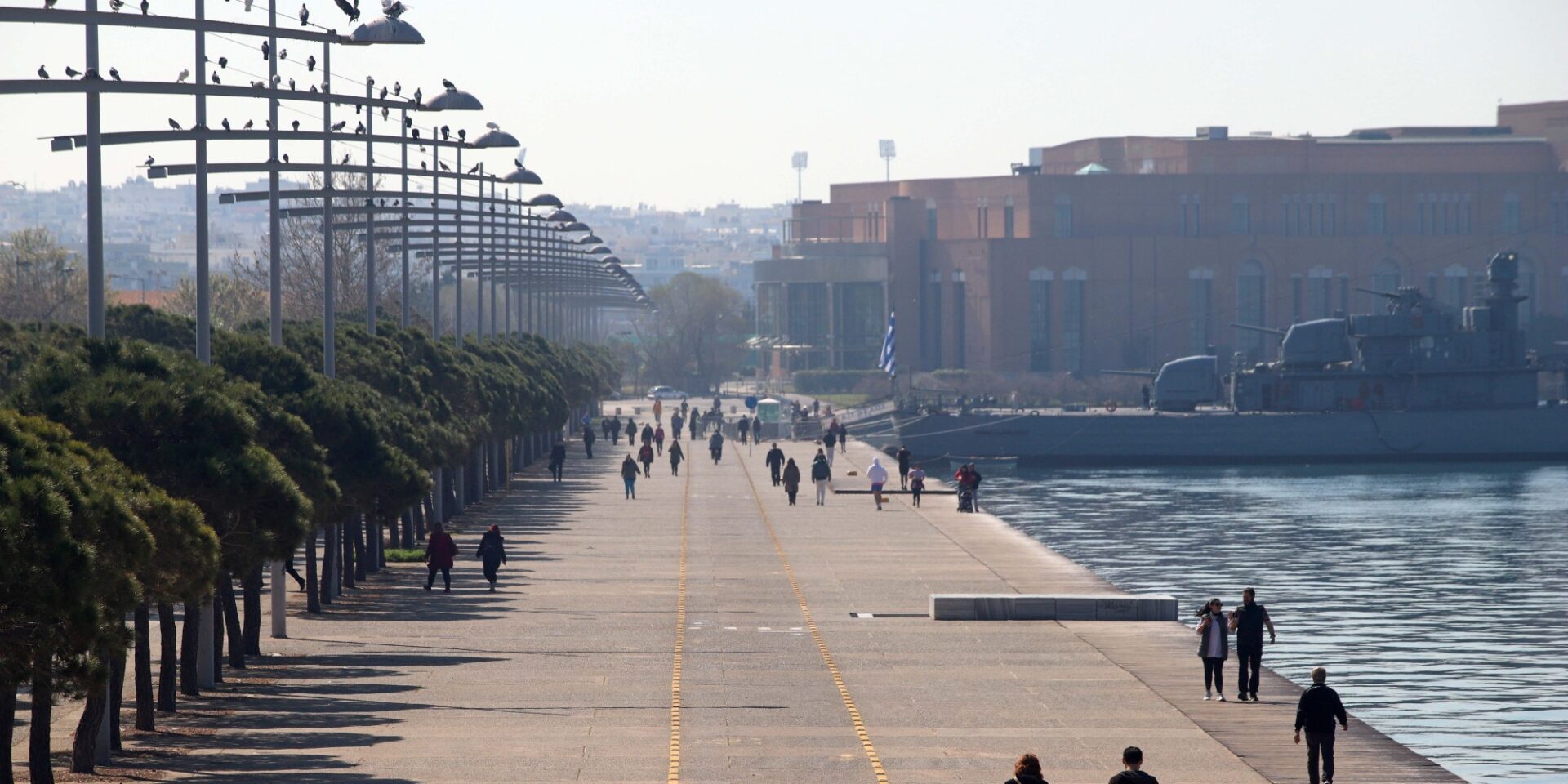 Κόσμος στην παραλία Θεσσαλονίκης