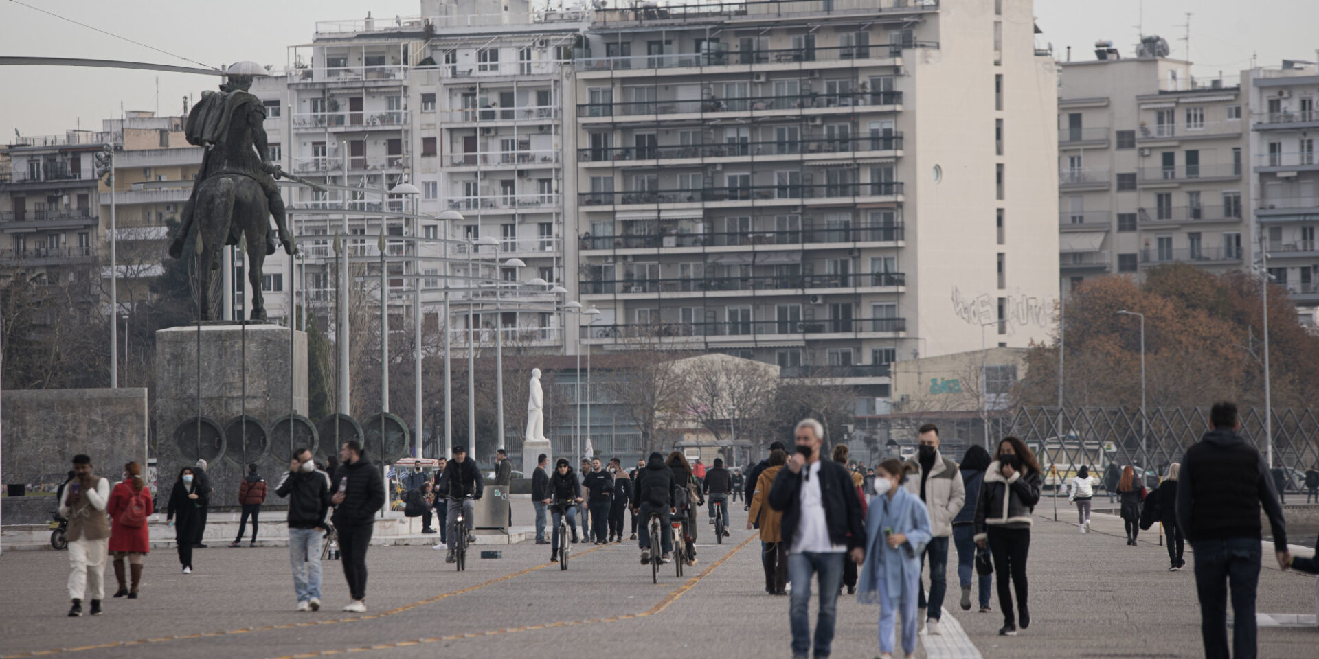 Πολίτες με μάσκες στην παραλία Θεσσαλονίκης