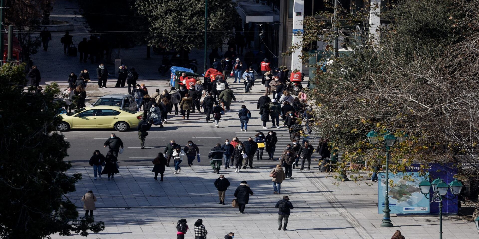 Κόσμος περπατάει στην Πλατεία Συντάγματος
