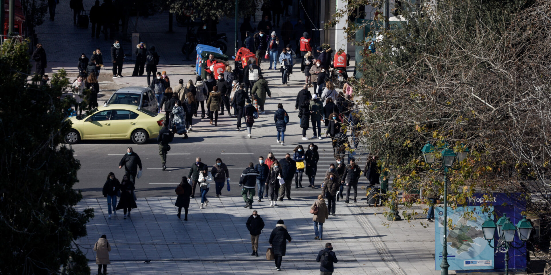 Κόσμος στο κέντρο της Αθήνας
