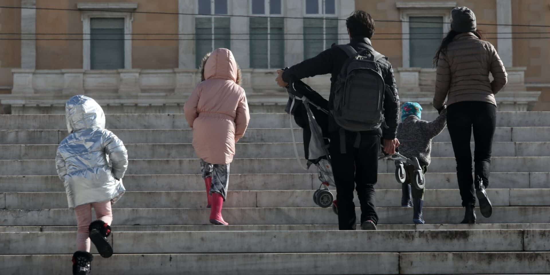 Γονείς με παιδιά στο Σύνταγμα