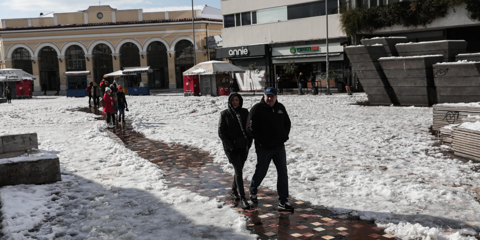 Κόσμος στη χιονισμένη πλατεία Μοναστηριακίου
