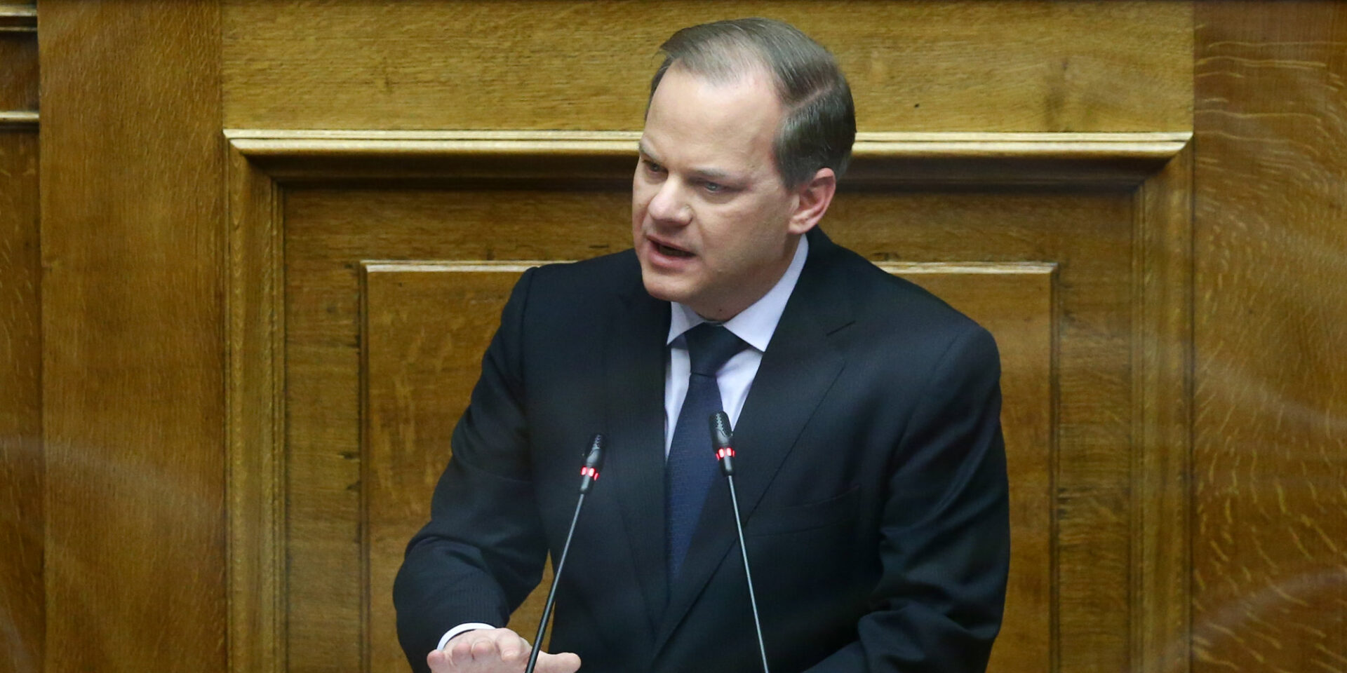Ο παραιτηθείς υπουργός Μεταφορών και Υποδομών, Κώστας Καραμανλής στο βήμα της Βουλής