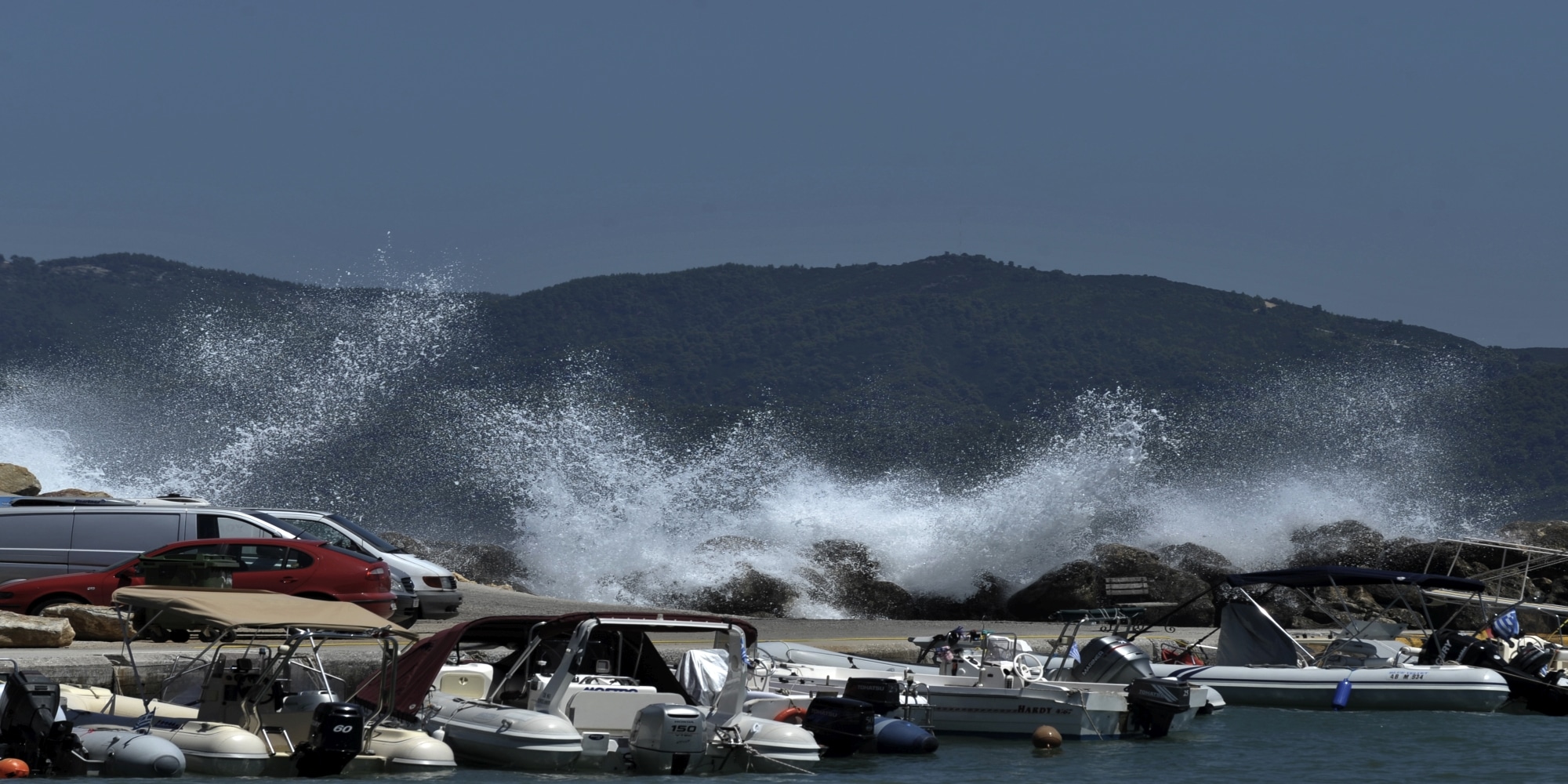 Κύματα σκάνε σε βράχια στην προκυμαία του Κατηγιώργη στο νότιο Πήλιο
