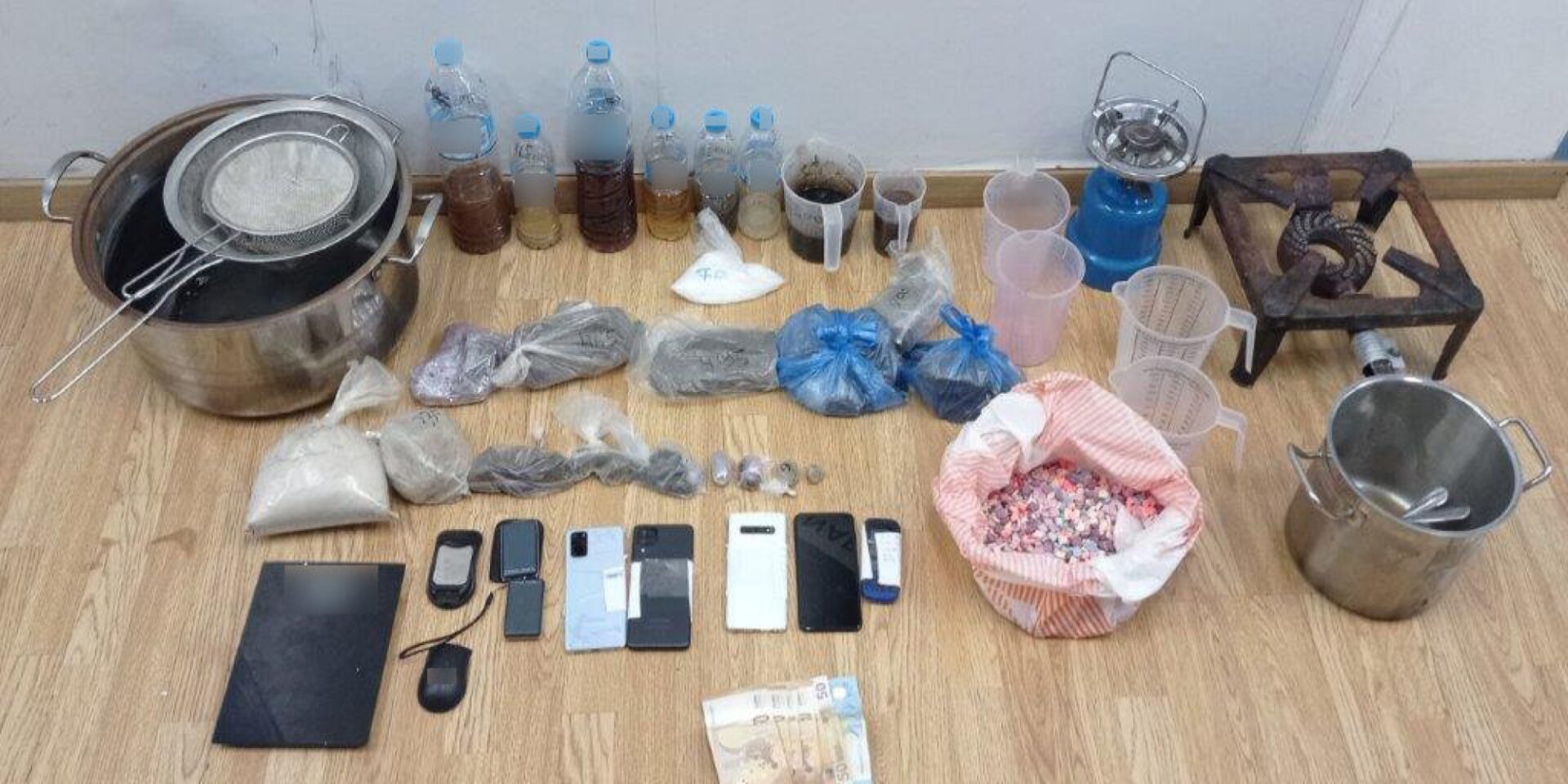 Εντοπίστηκε πλήρως εξοπλισμένο εργαστήριο παρασκευής κρυσταλλικής μεθαμφεταμίνης στην Κυψέλη
