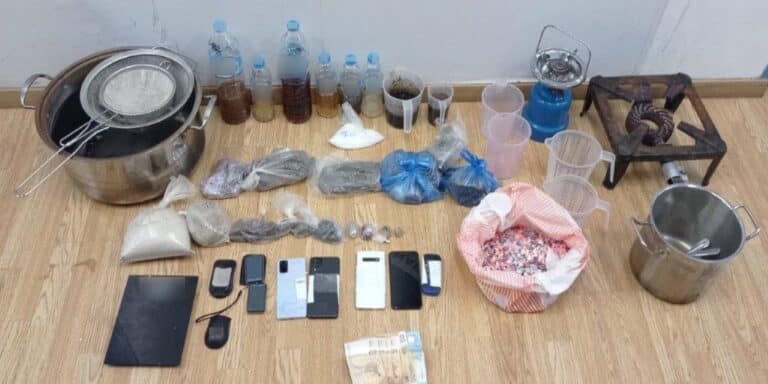 Κυψέλη: Εντοπίστηκε εργαστήριο παρασκευής ναρκωτικών – Βρέθηκαν ηρωίνη και 4.200 χάπια Ecstasy (εικόνες & βίντεο)