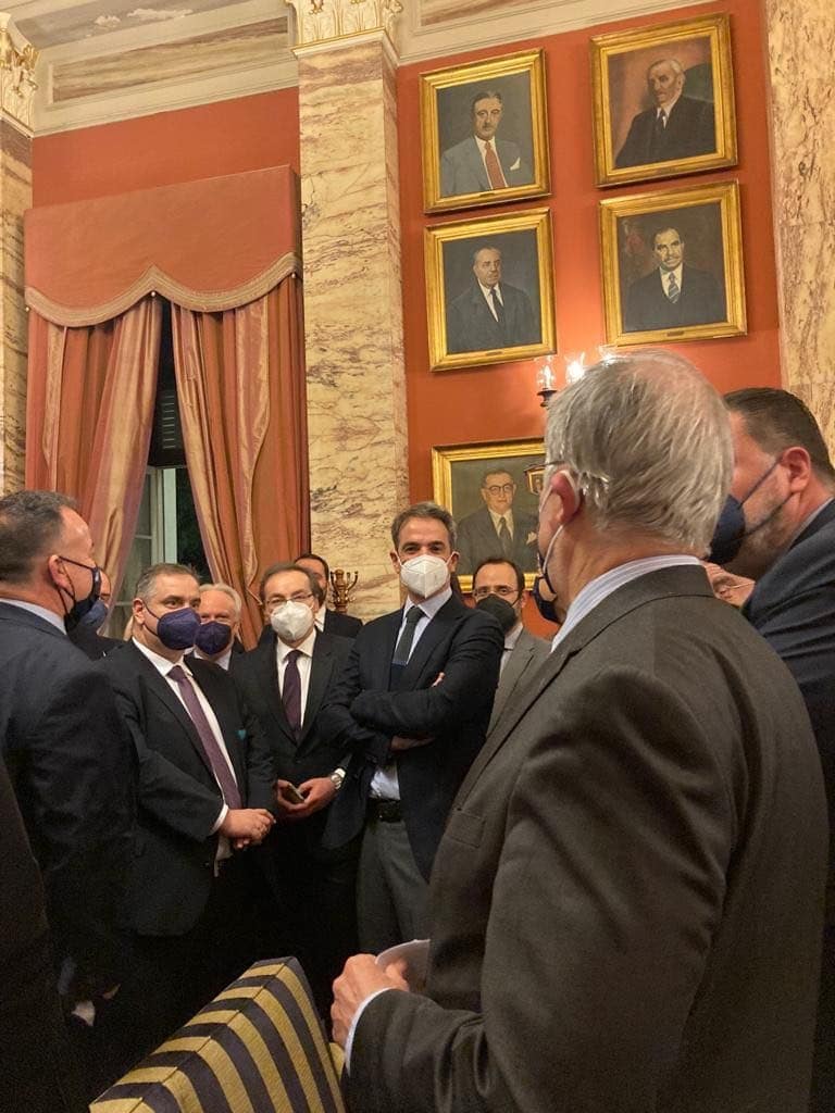 Χαλαρή κουβέντα του Κυριάκου Μητσοτάκη με βουλευτές της ΝΔ στο εντευκτήριο της Βουλής