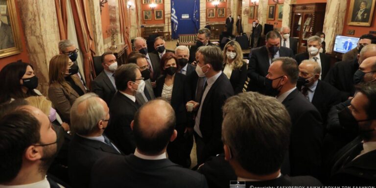 Στη Βουλή ο Μητσοτάκης για την πρόταση μομφής: «Ο ΣΥΡΙΖΑ επιδιώκει την πόλωση» (εικόνες)