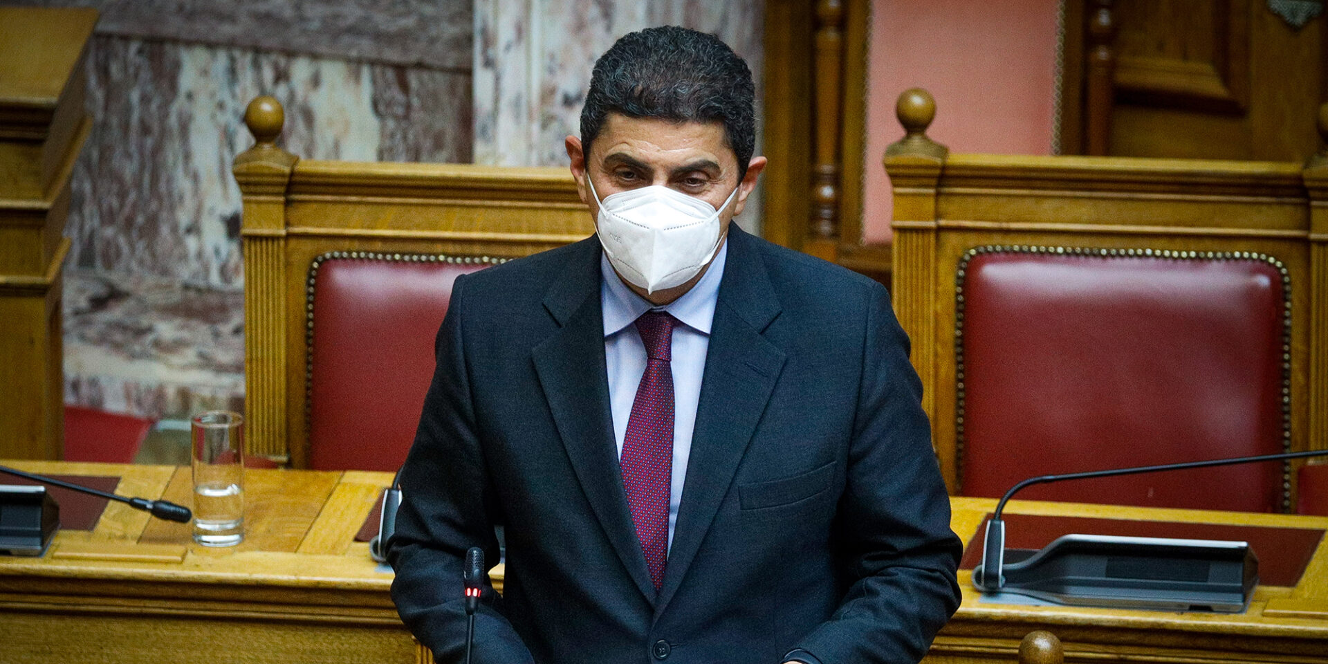 Ο λευτέρης Αυγενάκης στην ολομέλεια της Βουλής