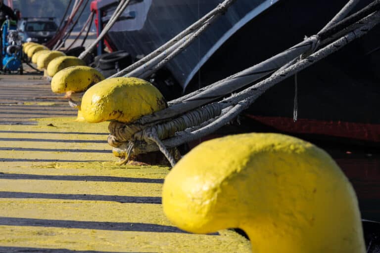 Λύνουν κάβους τα πλοία από τα λιμάνια Πειραιά και Λαυρίου – Σε ισχύ η απαγόρευση απόπλου από το λιμάνι της Ραφήνας