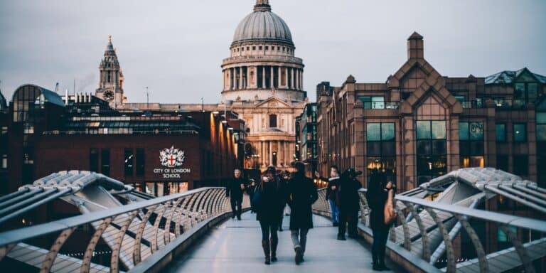 Κορονοϊός: Η Ευρώπη παραμένει έρμαιο της μετάλλαξης Όμικρον – Τηλεργασία στην Πολωνία, νέο ρεκόρ στη Σουηδία