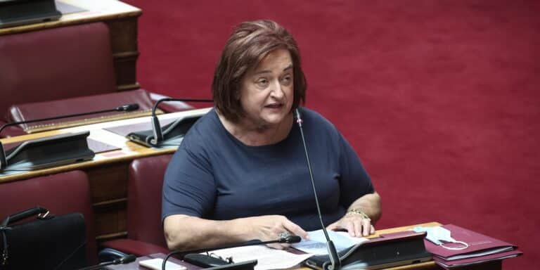 Στο νοσοκομείο σε σοβαρή κατάσταση μετά από πτώση η Μαριέττα Γιαννάκου – Μπήκε σε ΜΕΘ