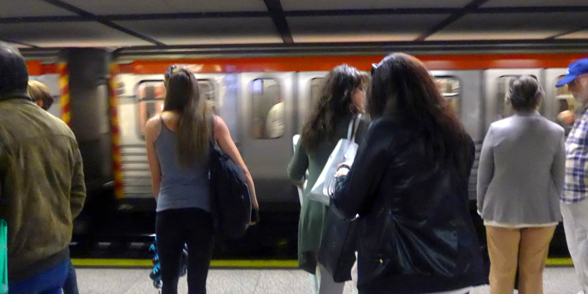 Κόσμος σε αποβάθρα του μετρό