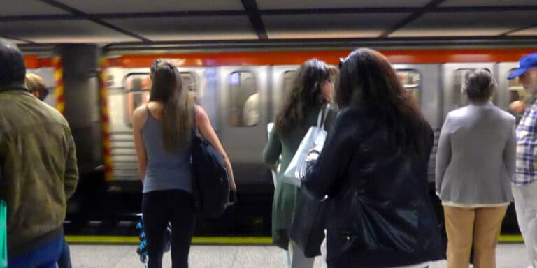 Άνδρας έπεσε στις γραμμές του μετρό στον σταθμό Πανεπιστήμιο