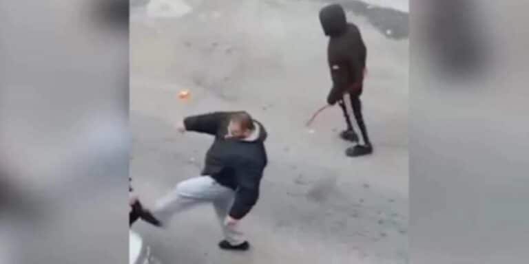 Εικόνα σοκ στη Νίκαια: Χούλιγκαν χτύπησαν γυναίκα στο δρόμο! (βίντεο)