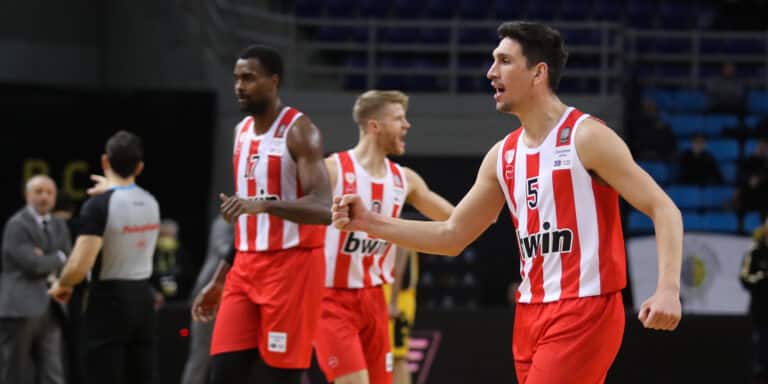 Λαρεντζάκης: «Οπαδός μου είπε να βρω κρύα τη μάνα μου» (εικόνες)