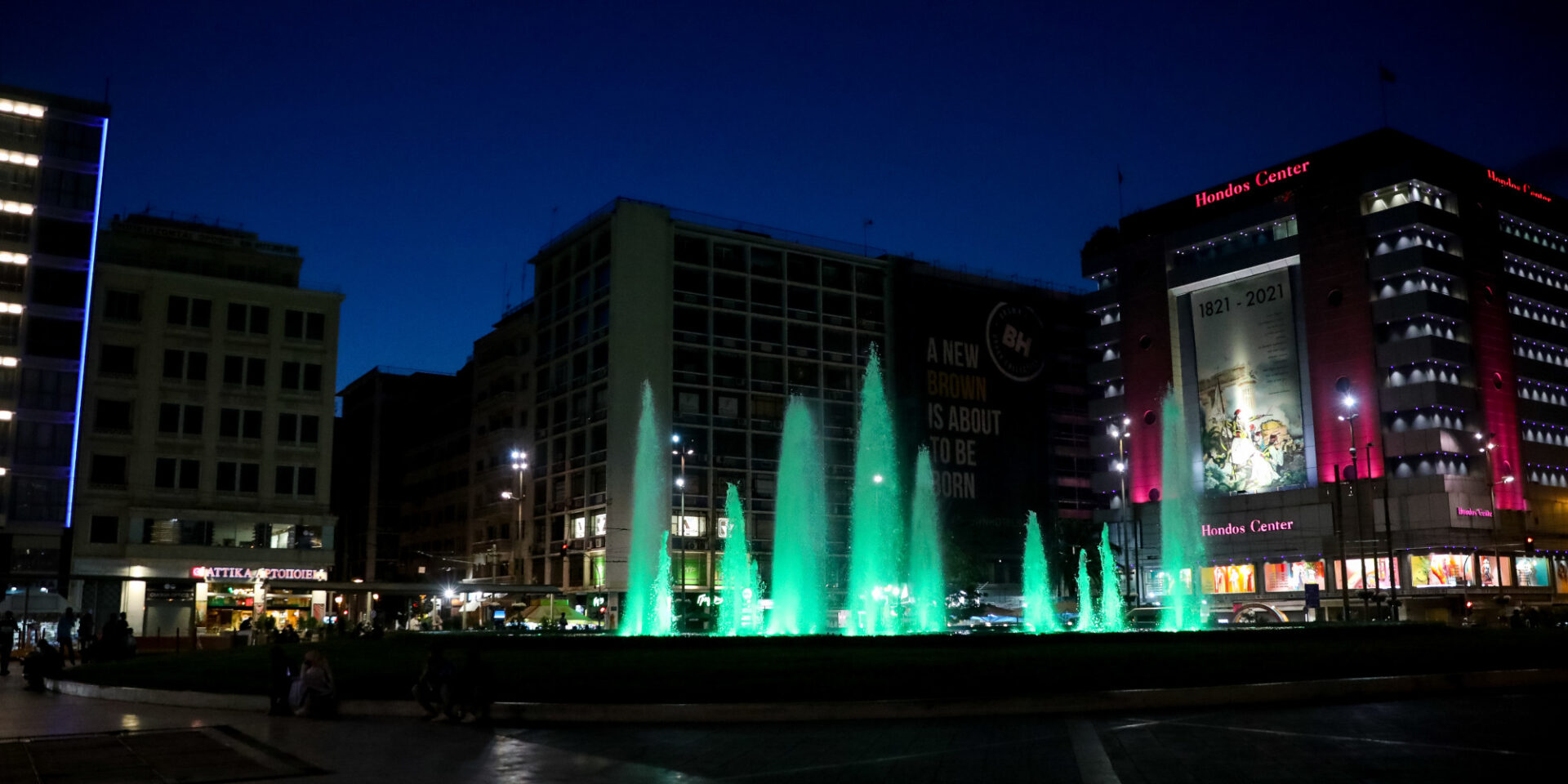 Εικόνα από το σιντριβάνι στην Ομόνοια με τα νερά χρωματισμένα πράσινα