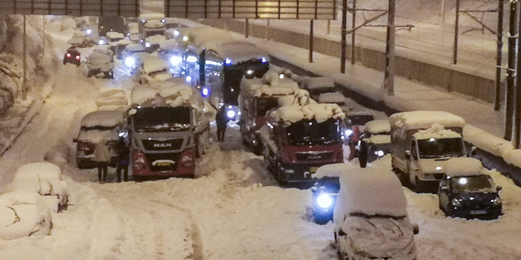 Βαρέα οχήματα θαμμένα στο χιόνι στην Αττική Οδό