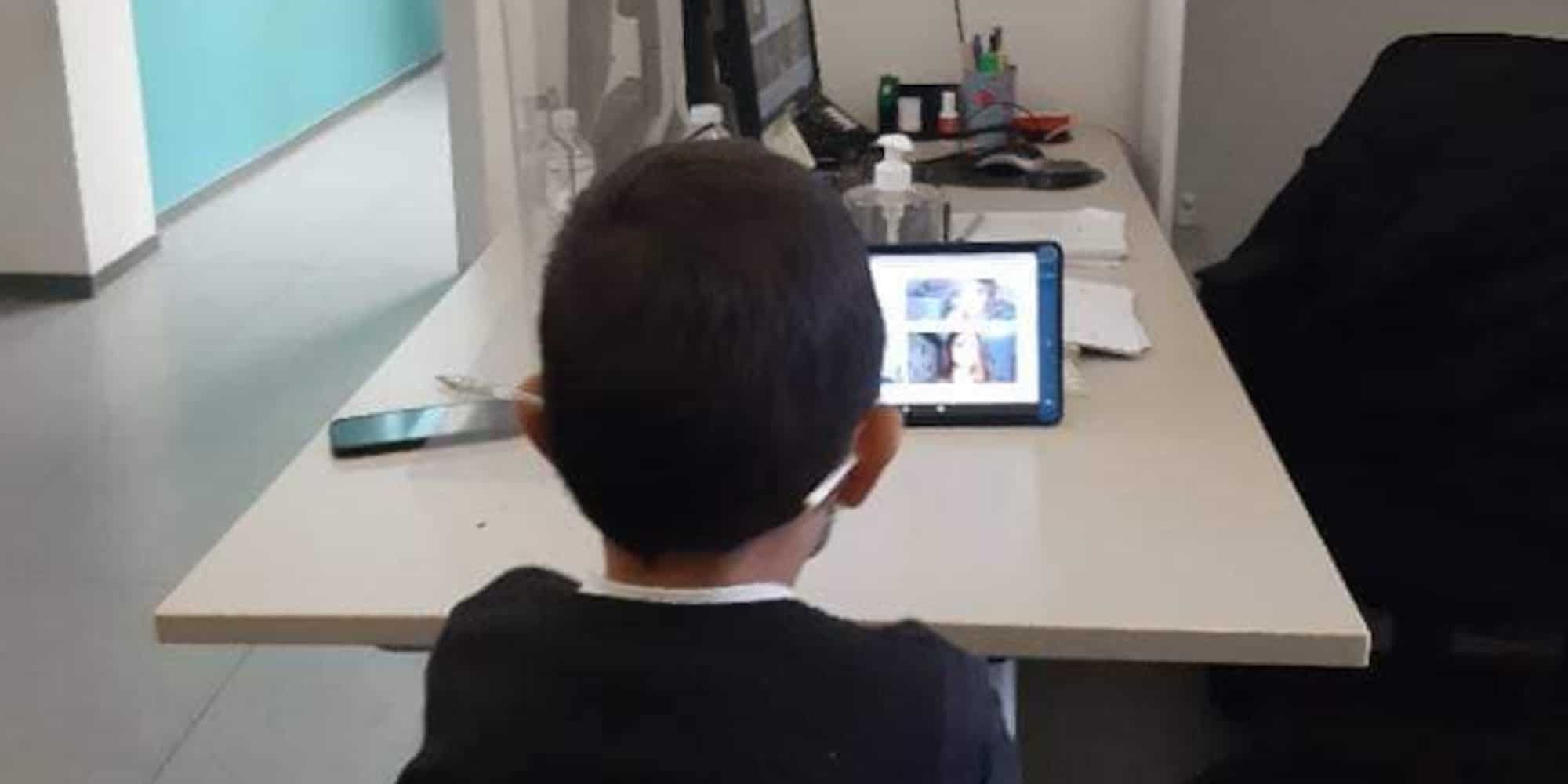 Μαθητής κάνει μάθημα μέσω τηλεκπαίδευσης
