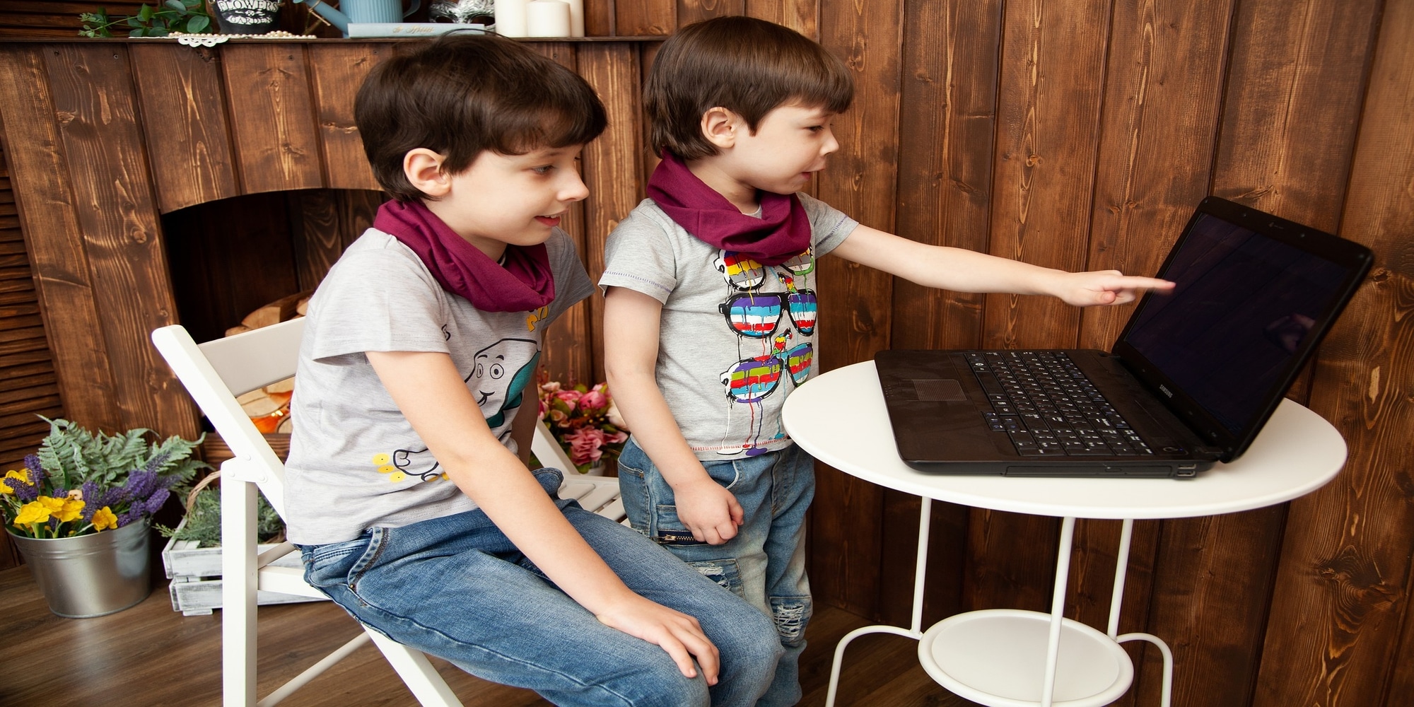Παιδιά σε laptop