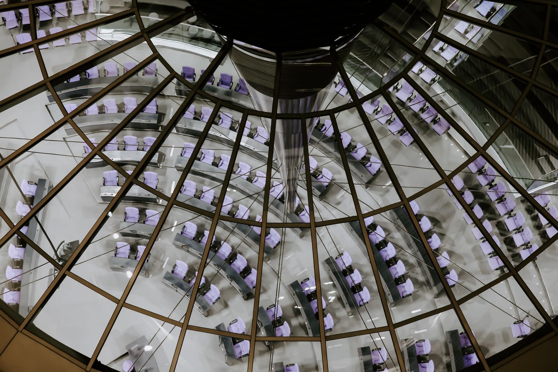 Εικόνα της ολομέλειας στη Γερμανική Βουλή από τον γυάλινο θόλο
