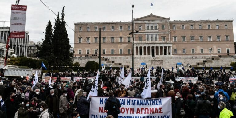 Η πορεία της Πάτρας έφτασε στο Σύνταγμα – Κλειστή η Βασιλίσσης Σοφίας και η Αμαλίας (εικόνες)
