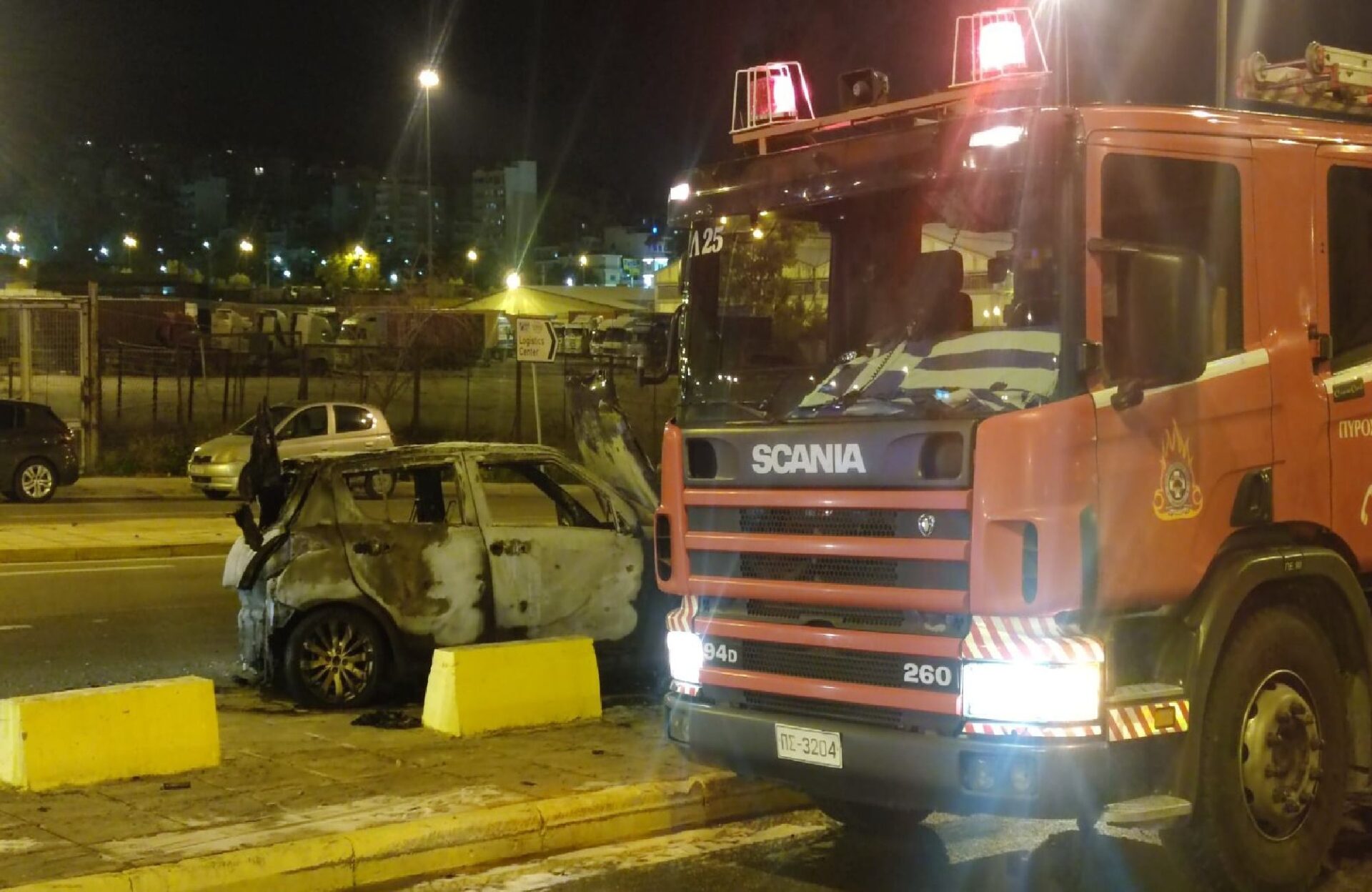 Φωτογραφία από καμένα αυτοκίνητα στο Πέραμα