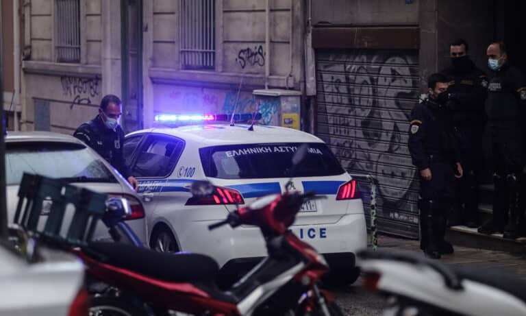 Ναρκωτικά και χρυσές λίρες, βρήκε η αστυνομία σε σπίτια κατηγορουμένων για ψευδείς συνταγογραφήσεις