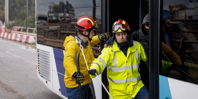 Παλλήνη: Περιπέτεια για επιβάτες σε λεωφορείο έπειτα από φωτιά