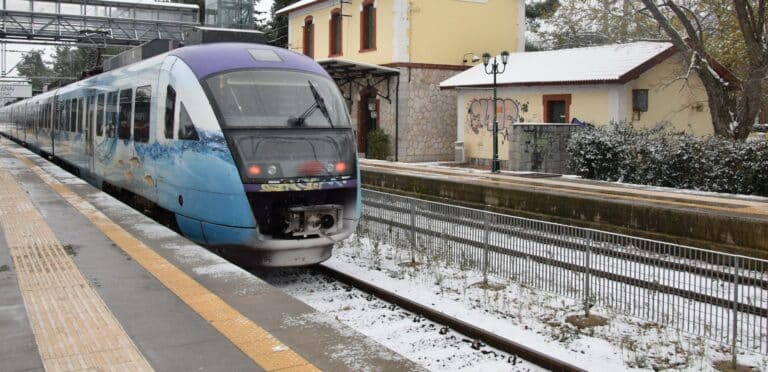 ΤΡΑΙΝΟΣΕ: 6 τραυματίες από σύγκρουση μηχανής με αμαξοστοιχία έξω από τη Λιβαδειά