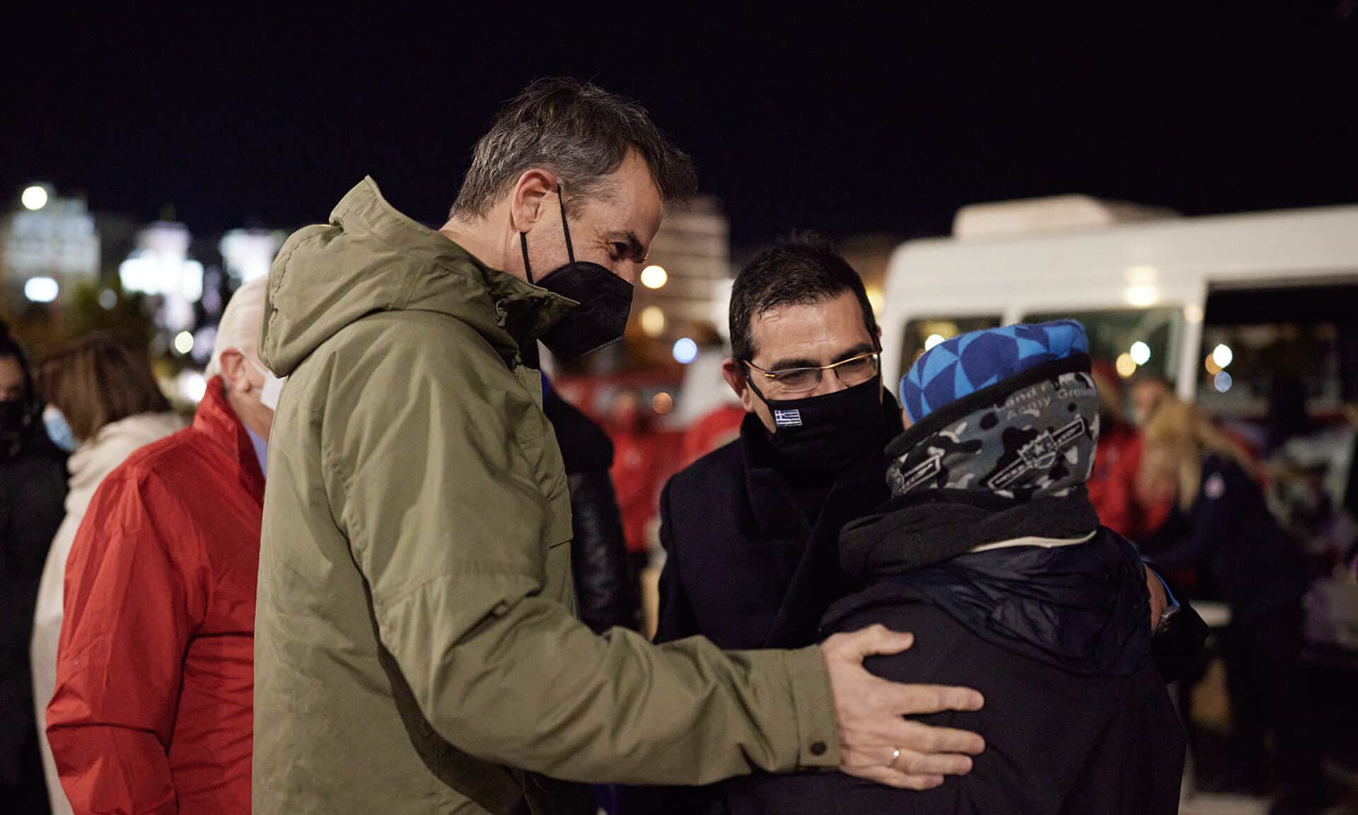 Συνάντηση του Κυριάκου Μητσοτάκη στους άστεγους στο λιμάνι του Πειραιά
