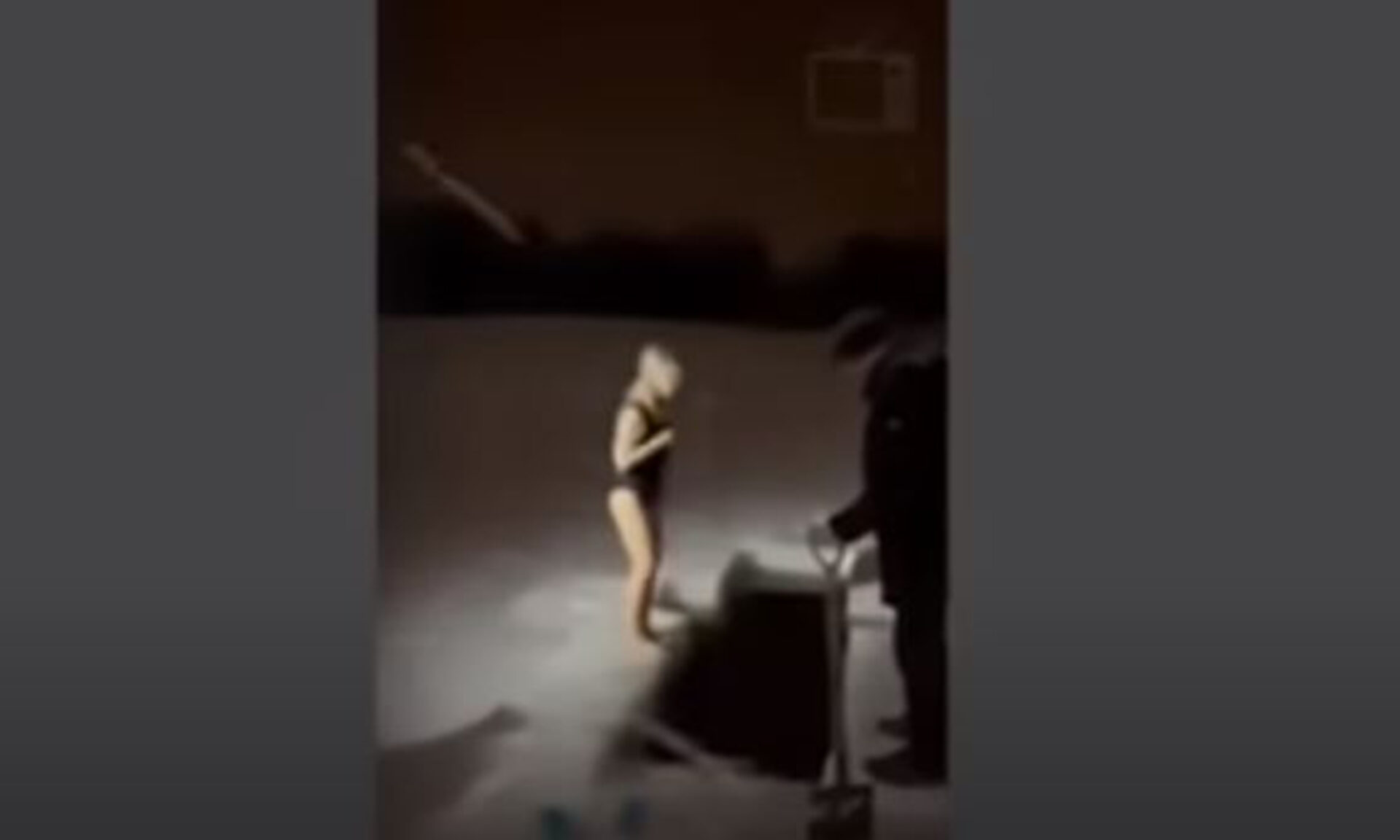 Η γυναίκα στη Ρωσία τη στιγμή που βούτηξε στα παγωμένα νερά