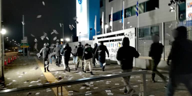 Μέλη του Ρουβίκωνα πέταξαν τρικάκια στο υπουργείο Πολιτικής Προστασίας (εικόνες)