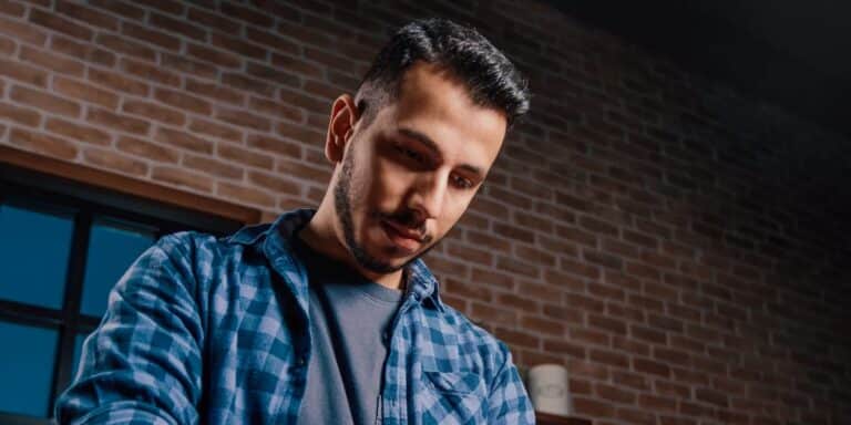 Ο ζαχαροπλάστης από την Αριδαία που διδάσκει την ελληνική κουζίνα σε περισσότερες από 60 γλώσσες (βίντεο)