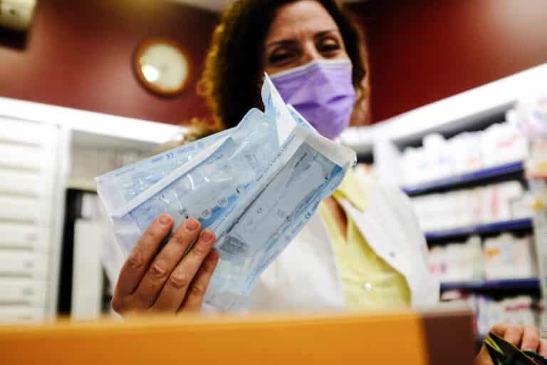 Σχολεία: Πότε θα προμηθευτούν τα πέντε self test μαθητές και εμβολιασμένοι εκπαιδευτικοί