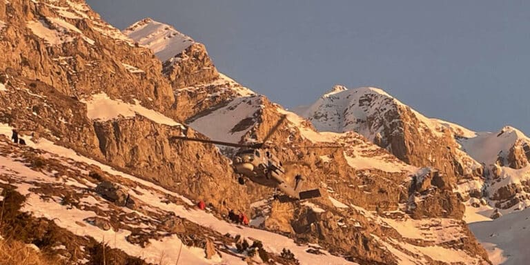 Κόβει την ανάσα η επιχείρηση διάσωσης του σκιέρ στα Τζουμέρκα – Βίντεο ντοκουμέντο